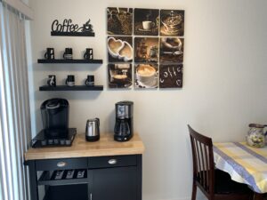 Dining area in fully furnished mid term rental home in Cottonwood AZ